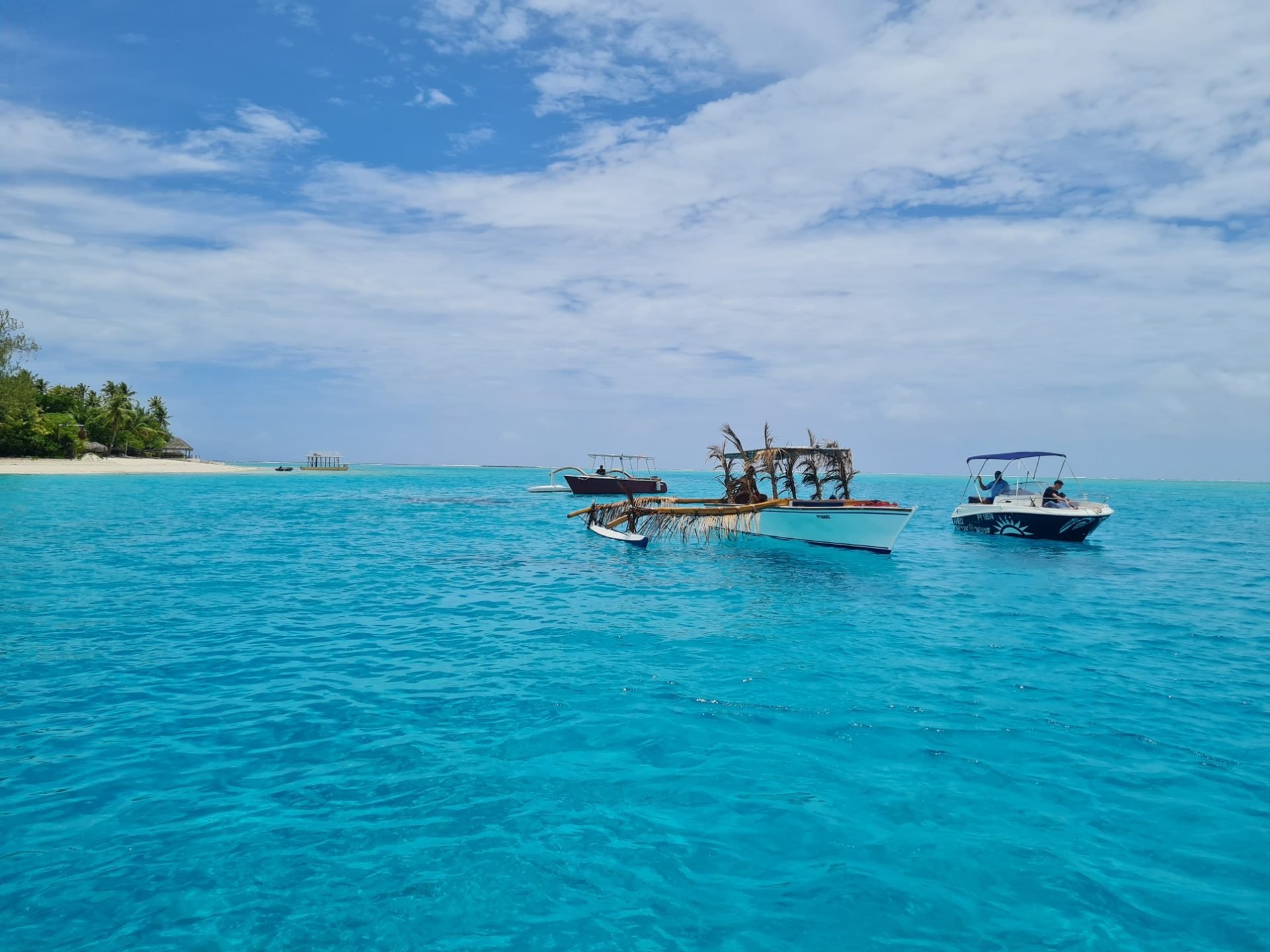 Pirogue sur le lagon partagé entre Raiatea et Taha'a Pirogue sur le lagon partagé entre Raiatea et Taha'a